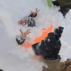 Çığ altında kalan kadın kayakçılar kurtarıldı