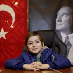 Felsefe kitapları okuyan Atakan'ın hedefi büyük