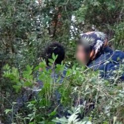 Çakmak gazı çeken gençlere polis baskını
