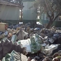 Manisa'da depremde hasar gören cami minaresi yıkıldı