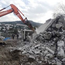Bodrum’da sahilde bulunan kaçak bina yıkıldı