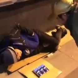 Yerde yatan Suriyeli çocukla dalga geçti