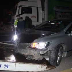Uşak'ta alkollü sürücü tıra çarptı