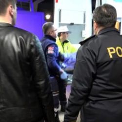 Denizli'de bir araç trafik polisine çarptı