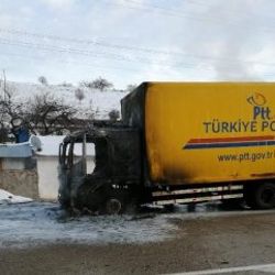 Depremzedelere gönderilen yardım yüklü tır yandı