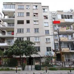 İzmir'de yan yatan bina boşaltıldı