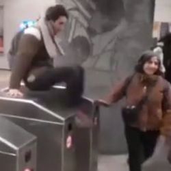 Üniversite öğrencisi gençlerden ulaşım zammı protestosu
