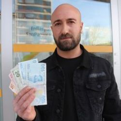 ATM'nin verdiği fazla parayı bankaya teslim etti
