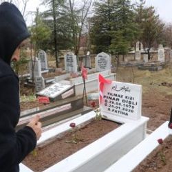 Miraç'ın babası doğum gününde mezarına gitti