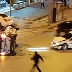 Kırmızı ışıkta geçti, polis aracına çarptı