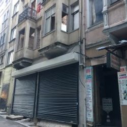 Beyoğlu’nda metruk bina çöktü