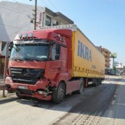 Sakarya'da tır ile araç çarpıştı: 1 ölü, 2 yaralı