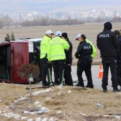 Niğde'de iki araç çarpıştı 1 ölü 5 kişi yaralı