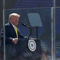 Trump, Hindistan'da 100 bin kişiye seslendi