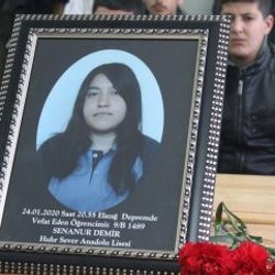Depremde ölen Sena Nur'un masası çicekler ile donatıldı