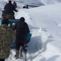 Hakkari'de bir hasta atlı kızakla ambulansa yetiştirildi
