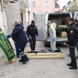 Annesine şiddet uygulayan babasını öldürdü