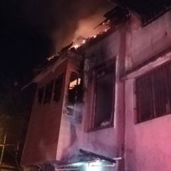 İzmir'deki ahşap evde yangın