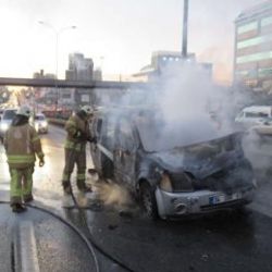 Maltepe D-100'de otomobil alev alev yandı