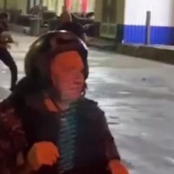 Rus polisi sokak dövüşünü engellemek yerine izledi