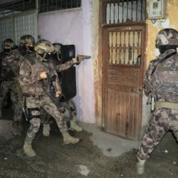 Adana'da eş zamanlı uyuşturucu operasyonu