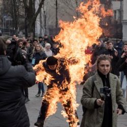 Ukrayna'da Cumhurbaşkanlığı Ofisi önünde kendini yaktı