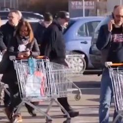 İtalya'da market önlerinde koronavirüs kuyruğu
