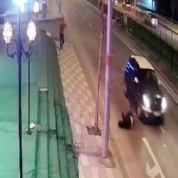 Suriyeli, otomobilin önüne atlayarak intihara kalkıştı