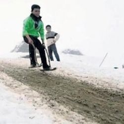 Bitlis'te demir ve tahtadan kayak takımı yapan çocuklar
