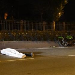 İzmir'de refüje çarpan motosikletli genç öldü