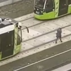 Yüksek sesle müzik dinlerken, tren sesini duymadı
