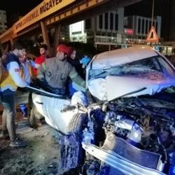 Ataşehir'de aşırı hızlı araç halk otobüsüne çarptı
