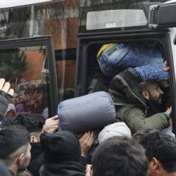 Mülteciler akın akın sınıra doğru gidiyor