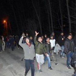 Mülteciler güle-oynaya Avrupa sınırında