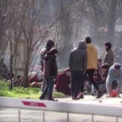 Sınırda bekleyen göçmenler top oynayarak zaman geçirdi