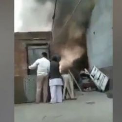 Hindistan'da Müslüman ailenin evi yakıldı