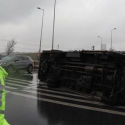 Büyükçekmece'de yolcu minibüsü devrildi: 2 yaralı