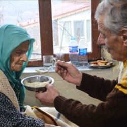 102 yaşındaki annesine büyük fedakarlıkla bakıyor