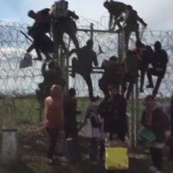 Göçmenler dikenli telleri aşmaya başladı