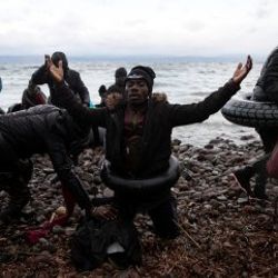 Midilli Adası'na ulaşan mültecilerin mutluluğu