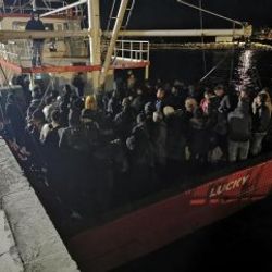 İzmir'de balıkçı teknesinde 125 göçmen yakalandı