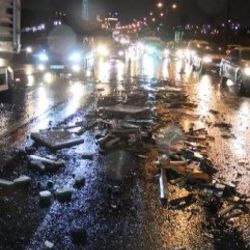 TEM'de kamyonetten dökülen malzemeler 8 araca zarar verdi