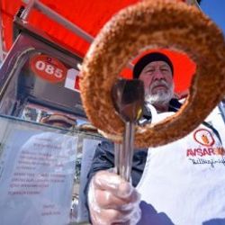 Antalya'da temassız simit tezgahı