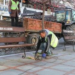 Edirne'de meydanlardaki bankların toplanmasına tepki