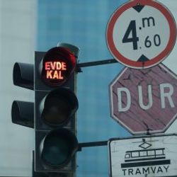 Koronavirüs mücadelesinde trafik ışıkları kullanılıyor