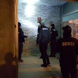 Üzerine tüfekle ateş edilen kişi, son anda kurtuldu