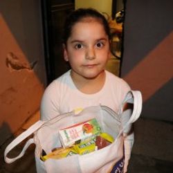 Adana'da cips ve çikolata isteyen minik kız sevinç yaşadı