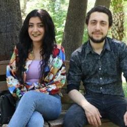 Adana'da, parkta oturan çift sosyal mesafeyi önemsemedi