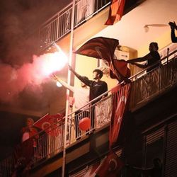 İstiklal Marşı'nı okurken, magandaların hedefi oldu