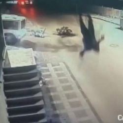 Otomobilin çarptığı motosiklet sürücüsü havaya fırladı
